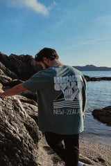 T SHIRT BACKPACKER - NEW ZEALAND GREEN BAY - Backpacker Clothing