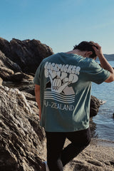 T SHIRT BACKPACKER - NEW ZEALAND GREEN BAY - Backpacker Clothing